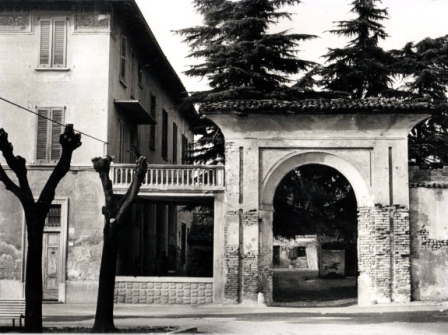 L'arco di accesso a Villa Vanini in via IV Novembre - anni '70
