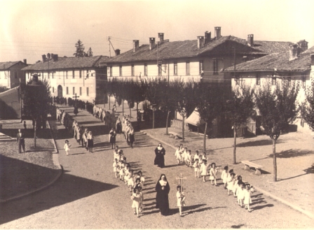 Processione in Piazza Litta Modignani - anni '50