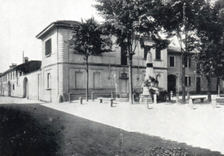 L'officina Garavaglia con il monumento ai Caduti - anni '30